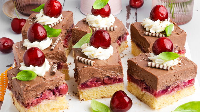 Schokoladig & fruchtig: So gelingt unser Rezept für die perfekten Kirsch-Schokomousse-Schnitten