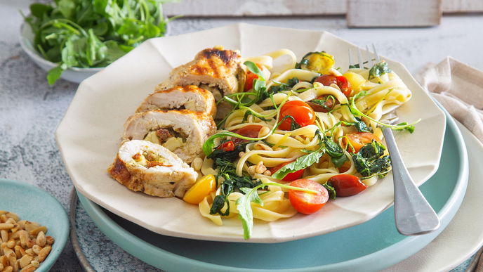 25-Minuten-Sommerküche: So gelingt das schnelle Pesto-Hähnchen mit frischer Rucola-Pasta