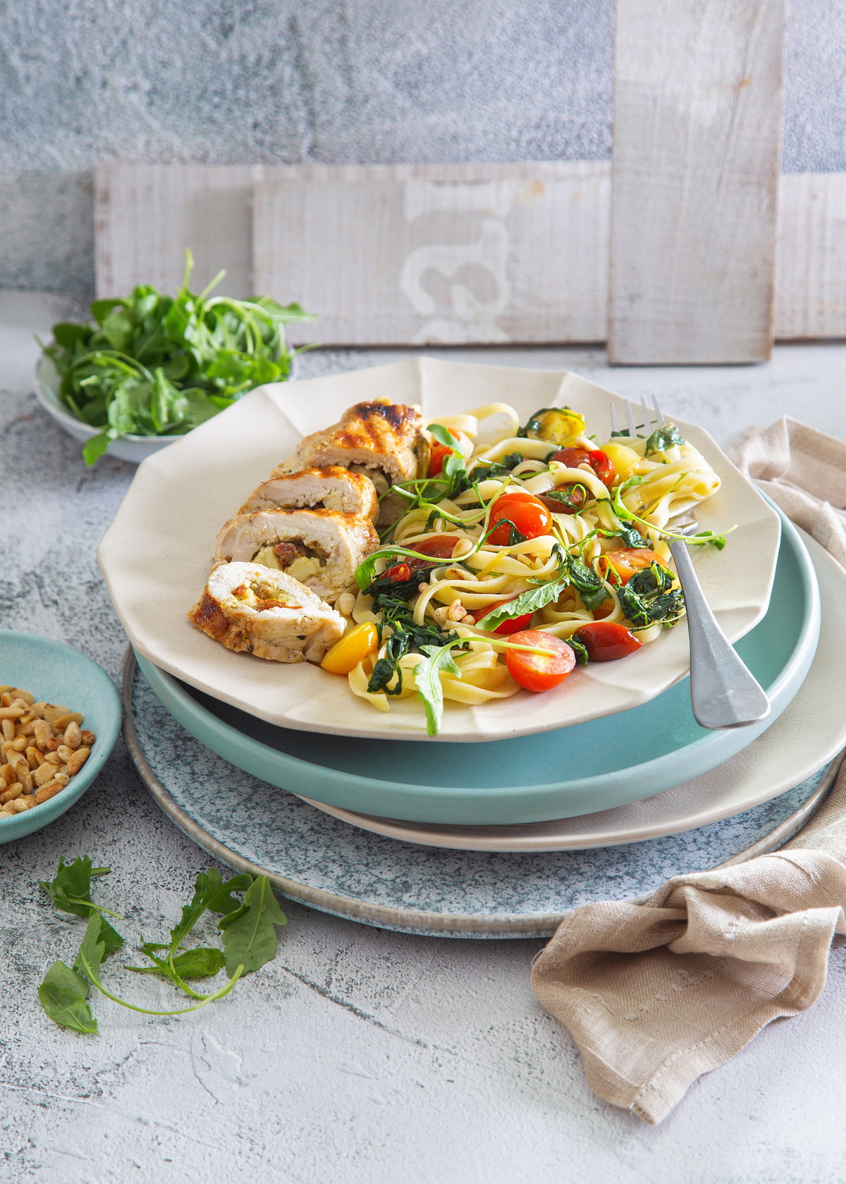 Pesto-Hähnchen mit Tomaten-Rucola-Tagliatelle