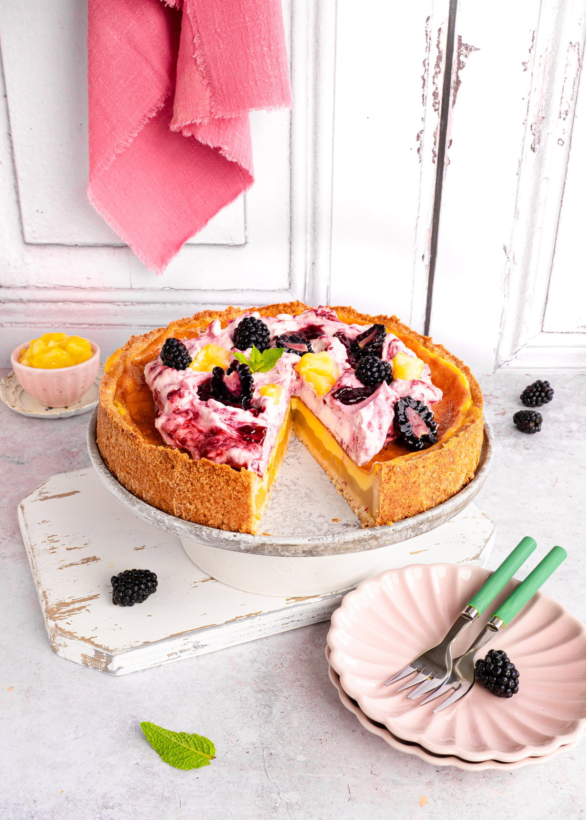 Schmandtorte mit Brombeeren