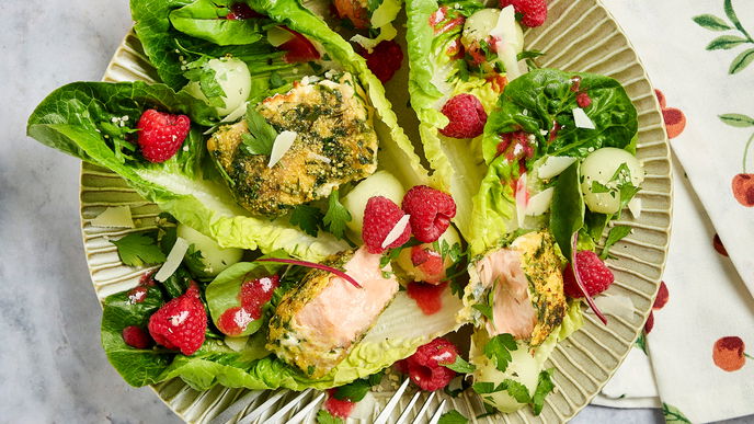 Erfrischend & leicht: Bunter Sommersalat mit Melone und Fisch – das schnelle Rezept für heiße Tage