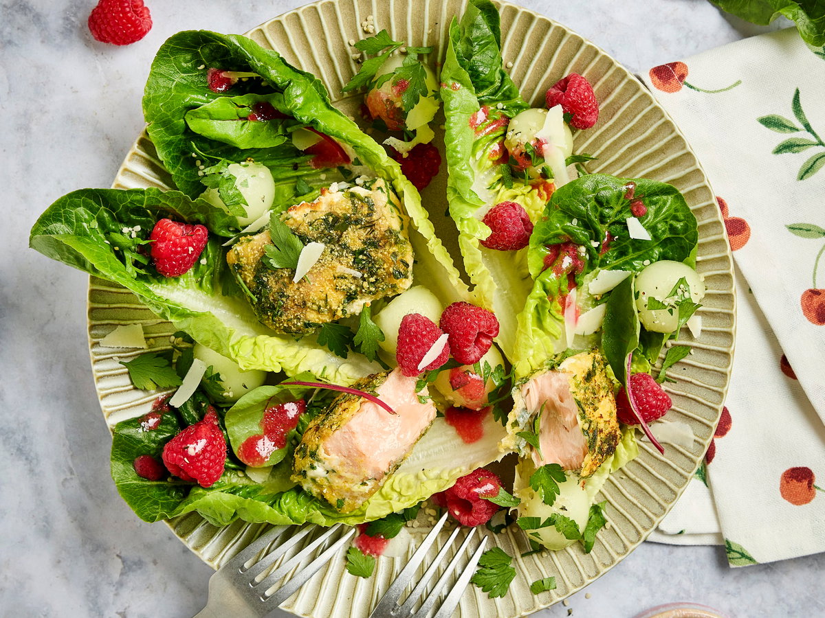 Sommersalat mit Melone und Fisch
