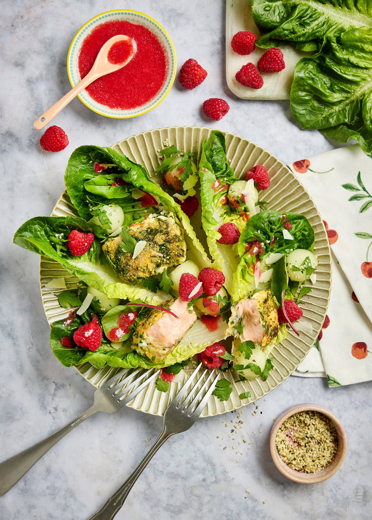 Sommersalat mit Melone und Fisch