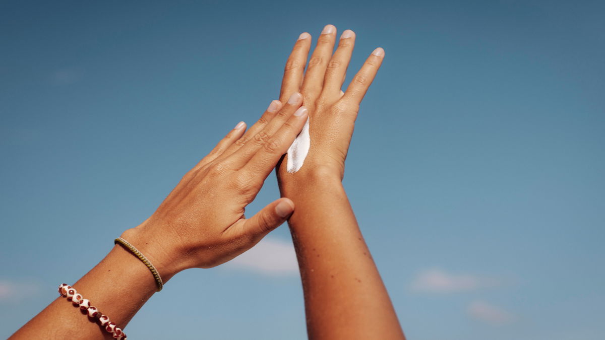 Sonnencreme mit Schimmer: Unser 10-Euro-Drogerie-Geheimnis für perfekten Glow im Sommer