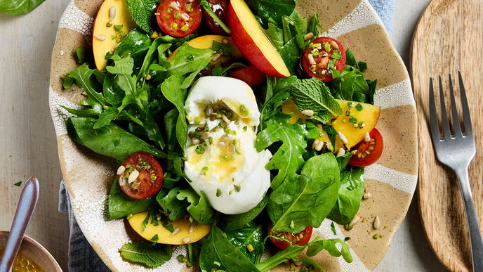Sommer auf dem Teller: Spinatsalat mit Nektarinen und Burrata – das beste Rezept