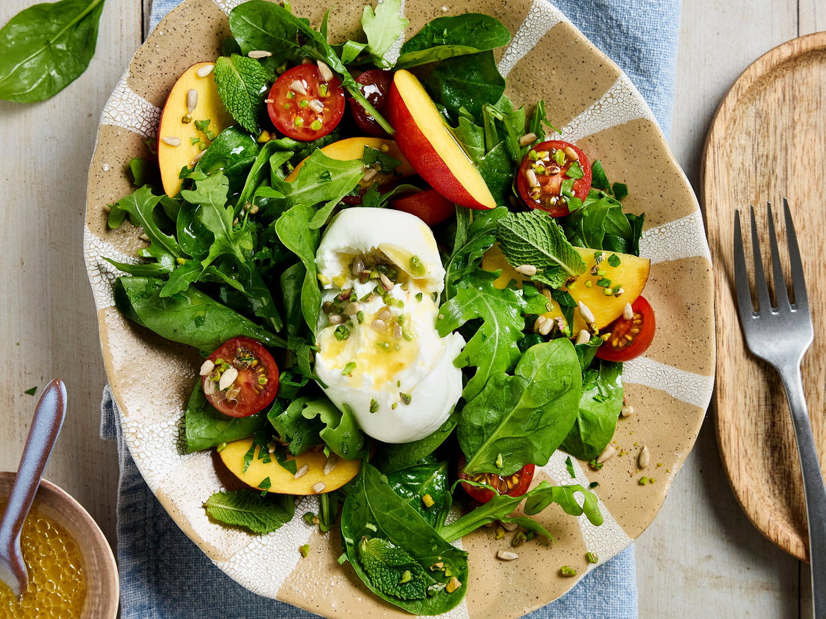 Spinatsalat mit Nektarinen und Burrata