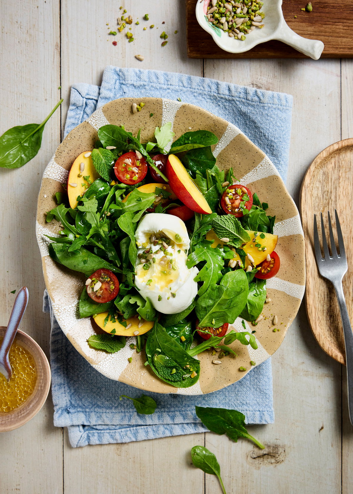 Spinatsalat mit Nektarinen und Burrata