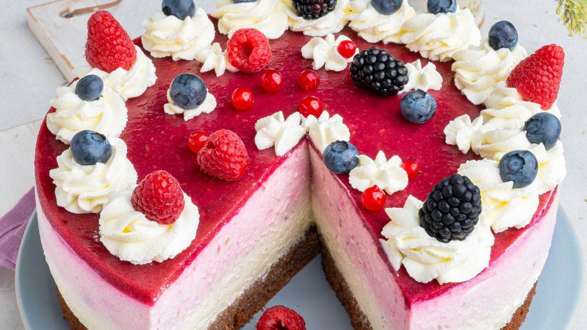 Locker, saftig, fruchtig: Unser leckeres Rezept für die Beeren-Joghurt-Torte im Sommer