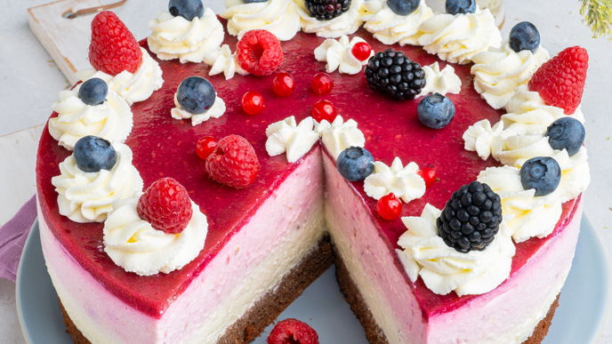 Locker, saftig, fruchtig: Unser leckeres Rezept für die Beeren-Joghurt-Torte im Sommer
