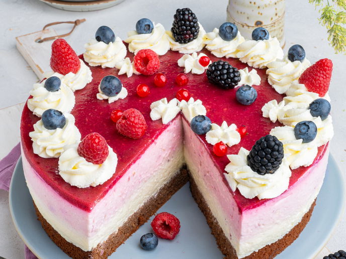 Locker, saftig, fruchtig: Unser leckeres Rezept für die Beeren-Joghurt-Torte im Sommer