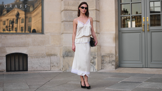 Satin-Tops erobern den Sommer 2026 als vielseitiger Modetrend