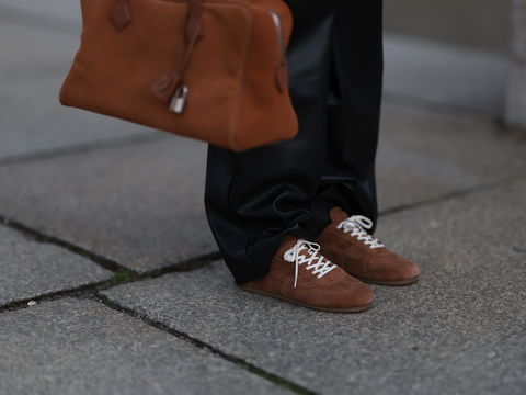 Tschüss, Weiß: Warum braune Sneaker jetzt der stilvollste Regelbrecher im Herbst sind