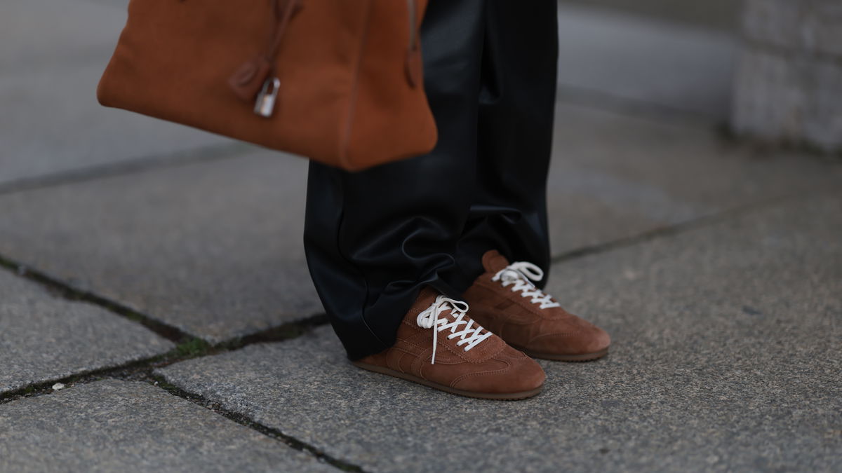 Tschüss, Weiß: Warum braune Sneaker jetzt der stilvollste Regelbrecher im Herbst sind