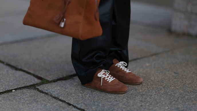 Tschüss, Weiß: Warum braune Sneaker jetzt der stilvollste Regelbrecher im Herbst sind