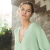 Kostenlose Strickanleitung: So stricken Sie den hellgrünen V-Pullover von Lana Grossa selbst