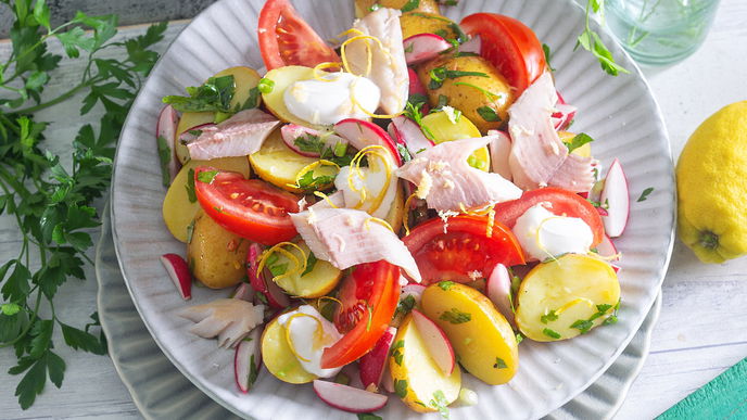 Das 35-Minuten-Rezept für Gourmets: Lauwarmer Kartoffel-Radieschensalat mit Räucherfisch