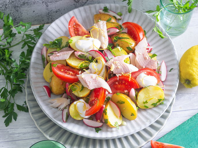 Das 35-Minuten-Rezept für Gourmets: Lauwarmer Kartoffel-Radieschensalat mit Räucherfisch