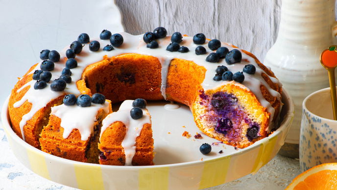 Klassiker mit Frucht-Kick: Unser einfaches Rezept für den Marmor-Kranzkuchen mit Heidelbeeren