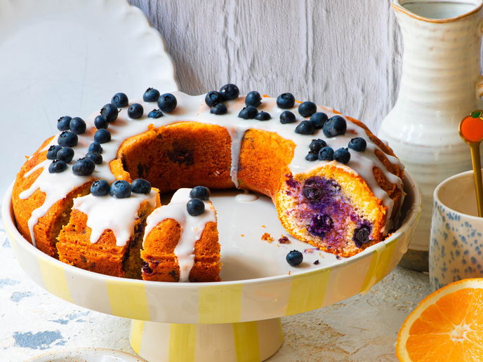 Klassiker mit Frucht-Kick: Unser einfaches Rezept für den Marmor-Kranzkuchen mit Heidelbeeren