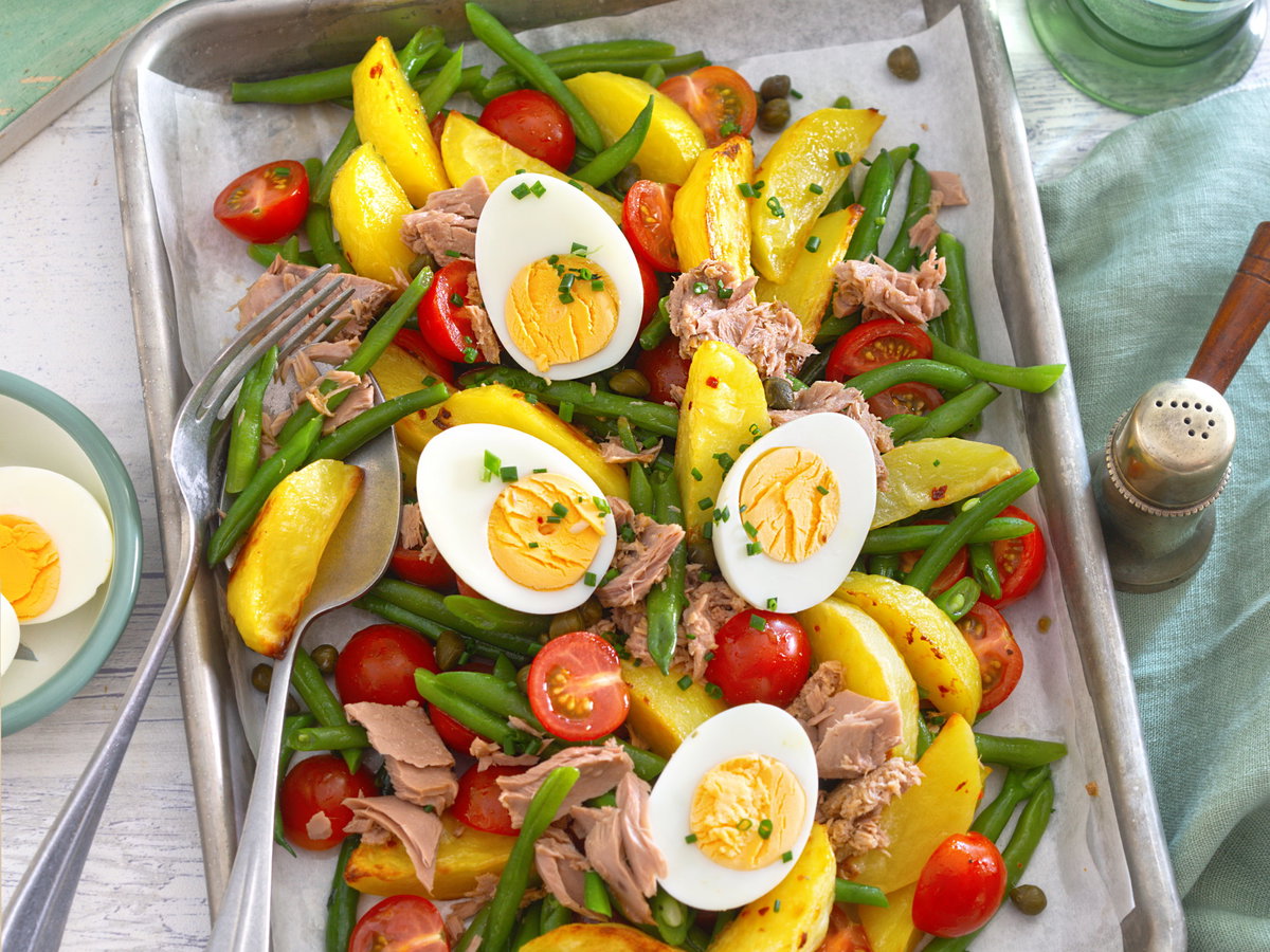 Nizza-Salat mit Ofenkartoffeln