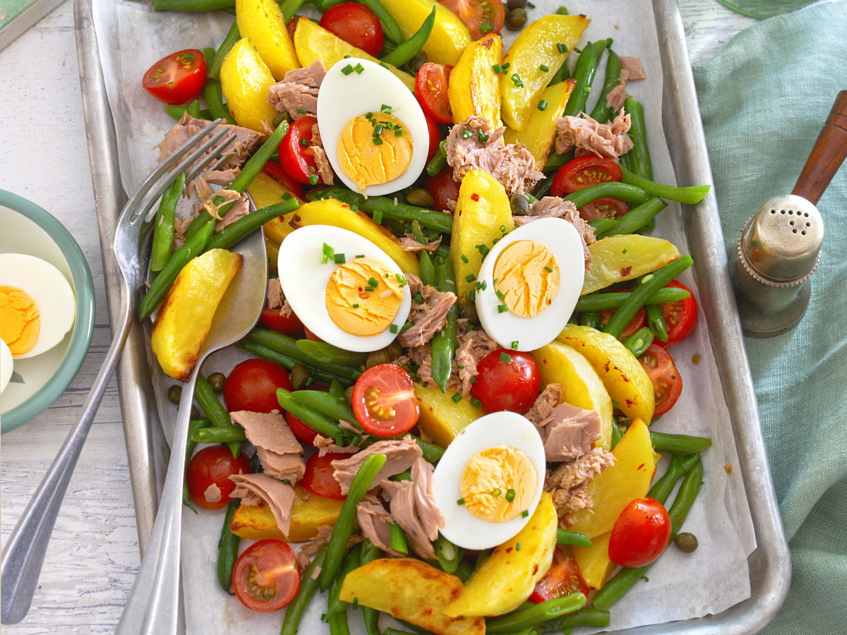 Nizza-Salat mit Ofenkartoffeln