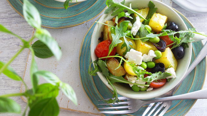 Vergessen Sie Oma-Kartoffelsalat: Mediterraner Ofenkartoffelsalat mit Feta & Basilikumdressing