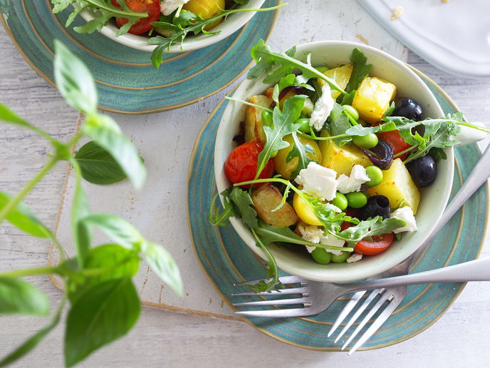 Vergessen Sie Oma-Kartoffelsalat: Mediterraner Ofenkartoffelsalat mit Feta & Basilikumdressing