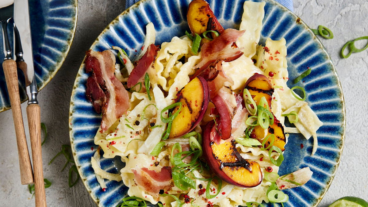 Geniales Sommer-Rezept: Pfirsich-Pasta mit Fenchel & Speck – in nur 35 Minuten auf dem Teller