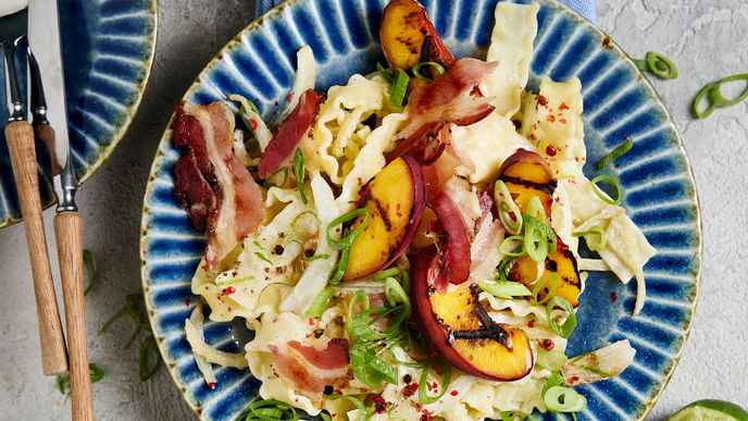 Geniales Sommer-Rezept: Pfirsich-Pasta mit Fenchel & Speck – in nur 35 Minuten auf dem Teller