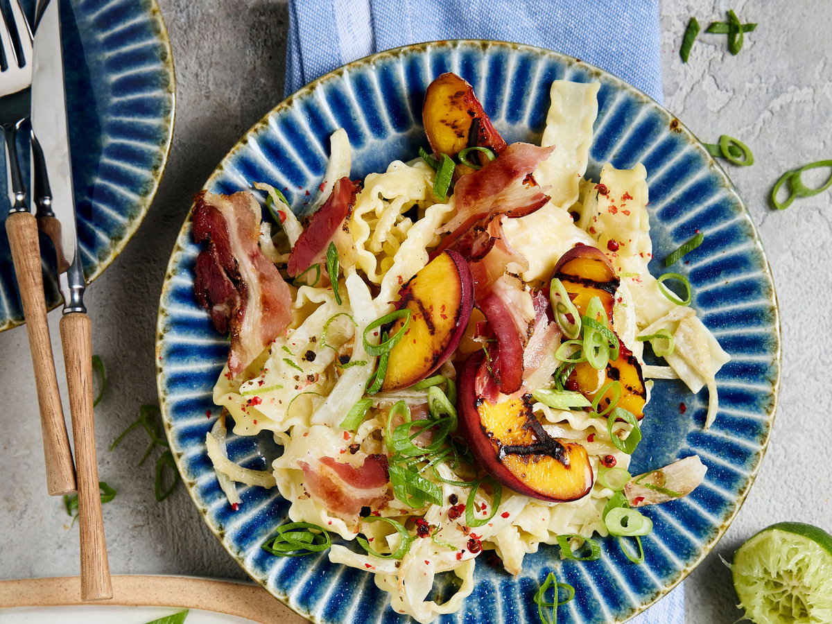 Pfirsich-Pasta mit Fenchel, Speck & Limettencreme