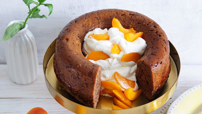 Klassiker neu interpretiert: Unser Rezept für den Schoko-Aprikosen-Savarin überzeugt alle