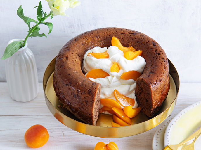 Klassiker neu interpretiert: Unser Rezept für den Schoko-Aprikosen-Savarin überzeugt alle