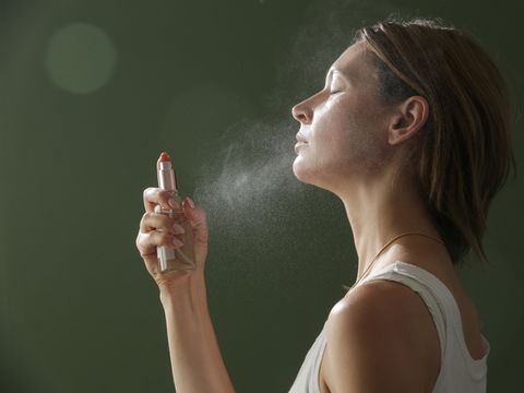 Tschüss, verschmiertes Make-up: Dieses 10-Euro-Spray schlägt teure Marken um Längen