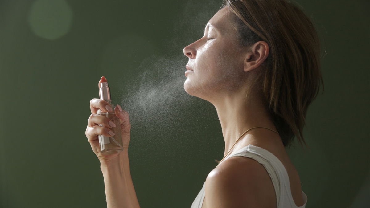 Tschüss, verschmiertes Make-up: Dieses 10-Euro-Spray schlägt teure Marken um Längen