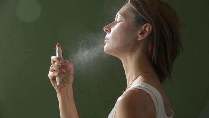 Tschüss, verschmiertes Make-up: Dieses 10-Euro-Spray schlägt teure Marken um Längen
