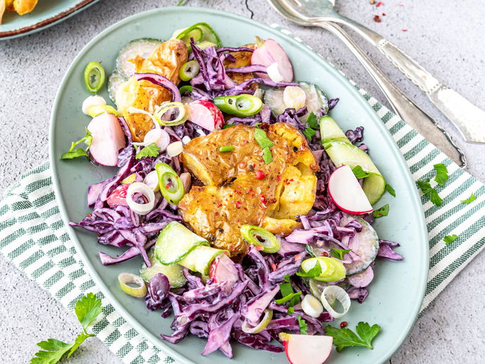 Knusprig, bunt & voller Aroma: Unser gesundes Rezept für Smashed Potato Salad mit Rotkohl