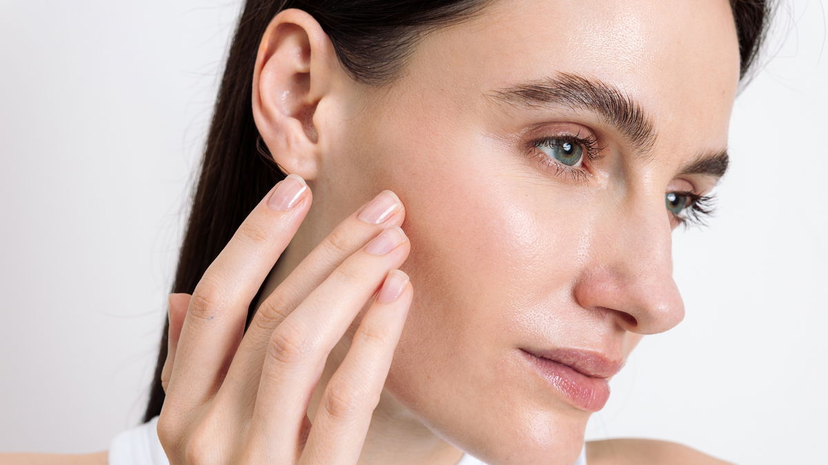 Gegen Rötungen und Flecken: Unsere Top 3 Azelainsäure-Produkte aus der Drogerie zum unschlagbaren Preis