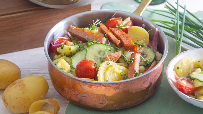 Wiesn-Genuss für zu Hause: Das beste Rezept für bayerischen Kartoffelsalat mit Leberkäse
