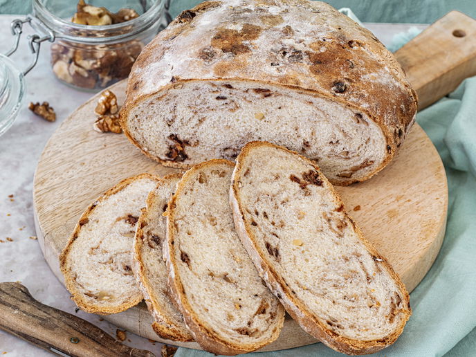 Süß trifft knackig: Mit diesem einfachen Rezept für Dattel-Walnuss-Brot bringen Sie mediterranes Flair auf den Esstisch