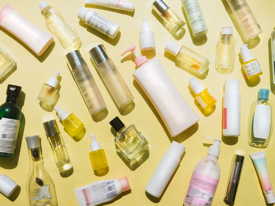 Unter 10 Euro: Von Serum bis Mascara – diese 5 Drogerie-Highlights liebt die Redaktion im Herbst 2026