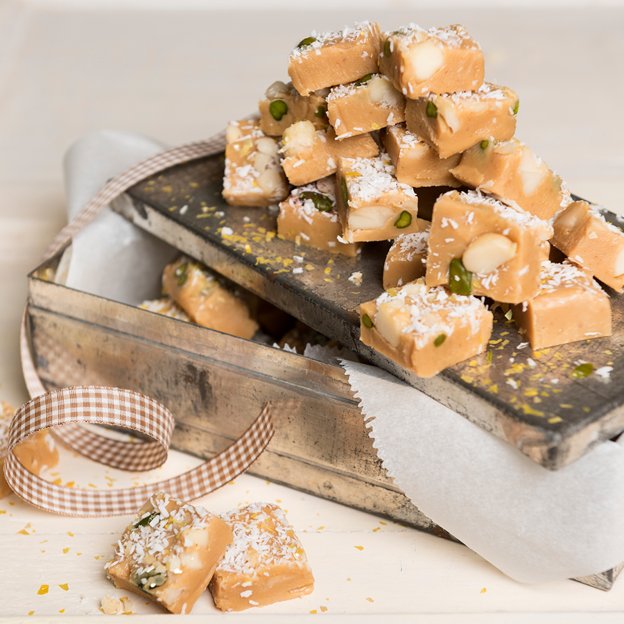 salted caramel Fudge Rezept mit Macadamianüssen, Kokos und Pistazien