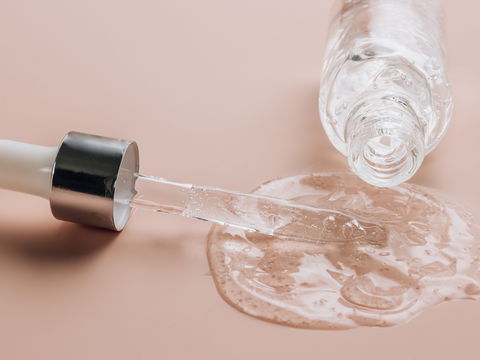 Unter 15 Euro: Diese 3 Drogerie-Hyaluron-Produkte schlagen teure Luxus-Seren 
