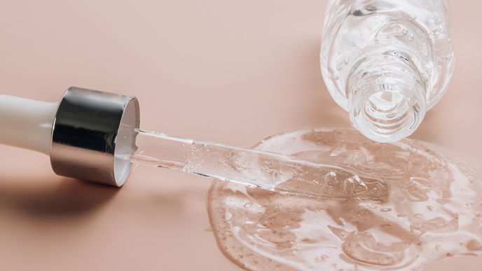 Unter 15 Euro: Diese 3 Drogerie-Hyaluron-Produkte schlagen teure Luxus-Seren 