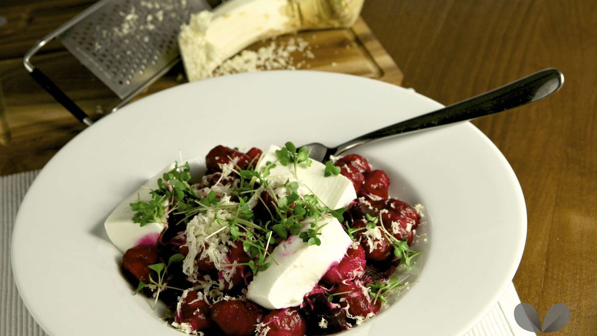 Gnocchi mit roten Rüben, Schafskäse und Meerrettich