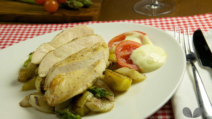 Hühnerbrust mit Tomaten-Mozzarella und Spargelgröstl