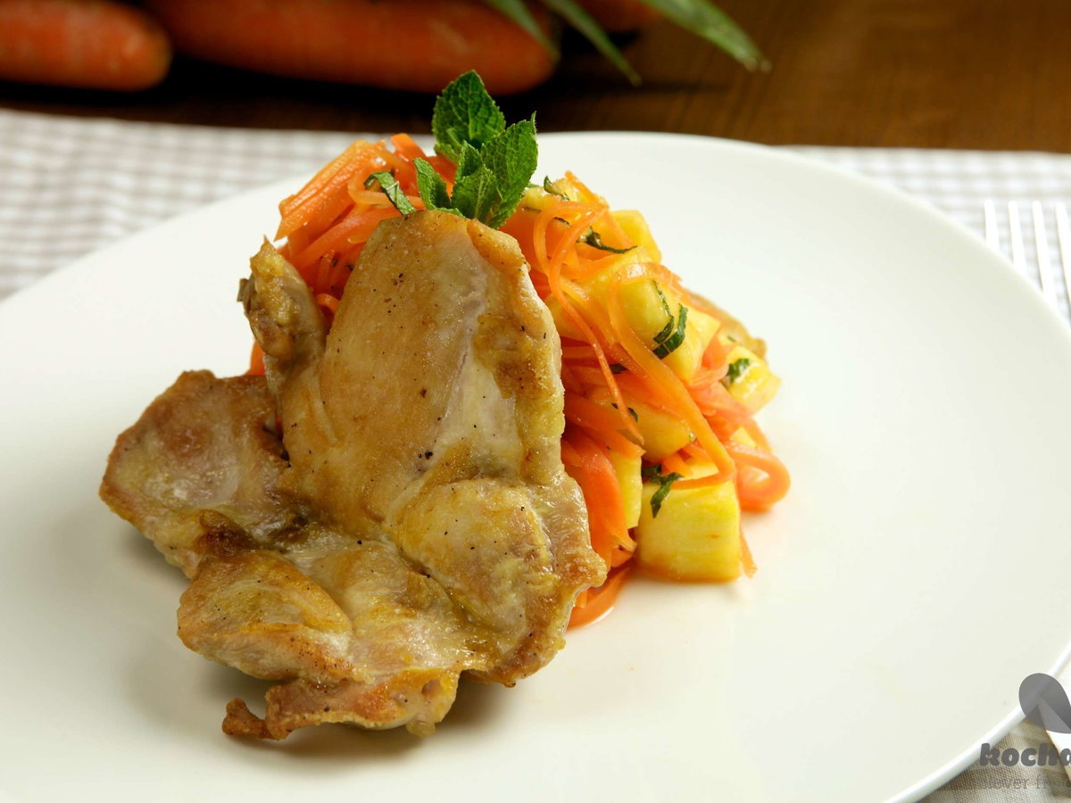 Ausgelöste Hühnerkeule mit Karotten-Ananassalat