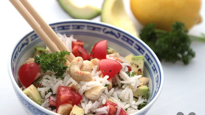 Reissalat mit Avocado und Cashew-Nüssen