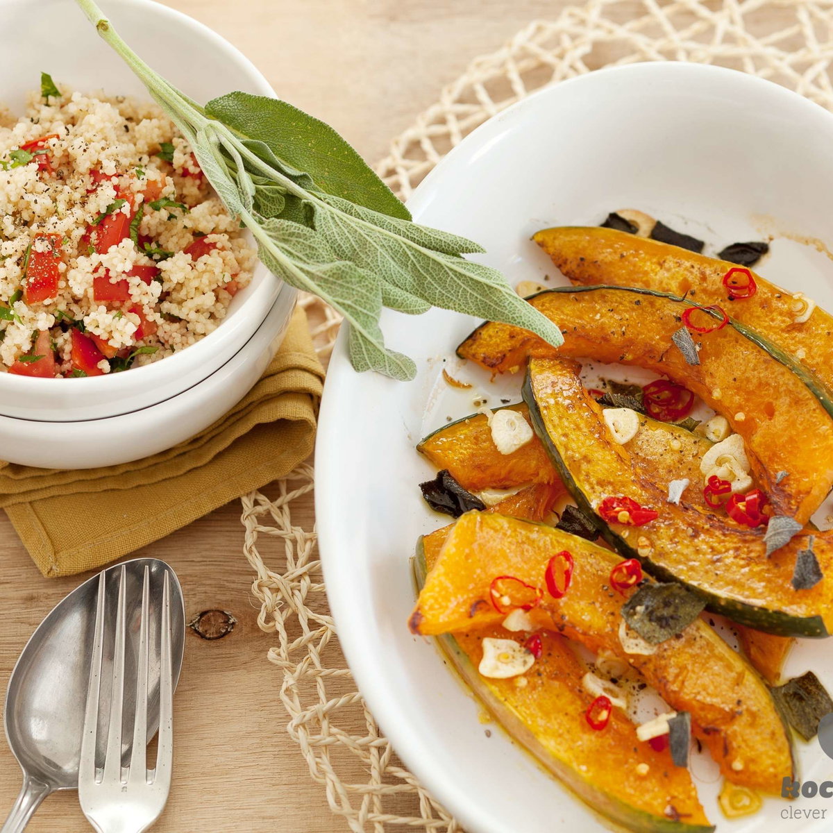 Kürbis im Ofen geschmort mit Tomaten-Couscous Salat