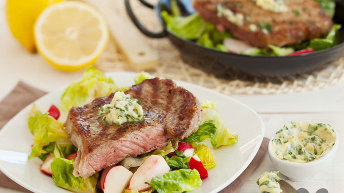 Steak mit Zitronen-Kräuter-Butter