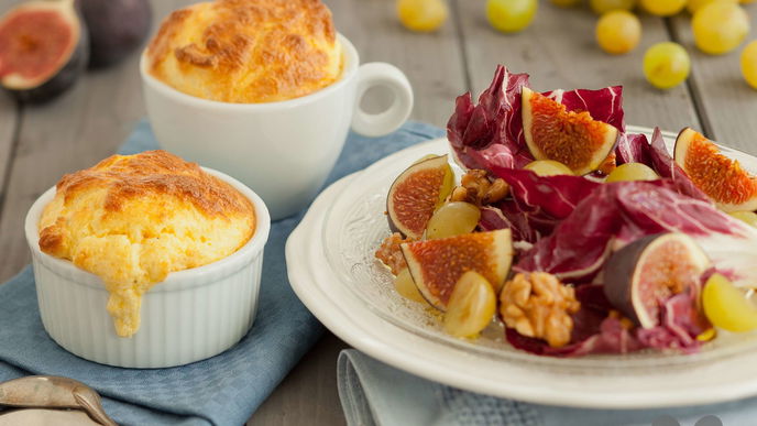 Käsesoufflé mit Feigen-Trauben-Salat